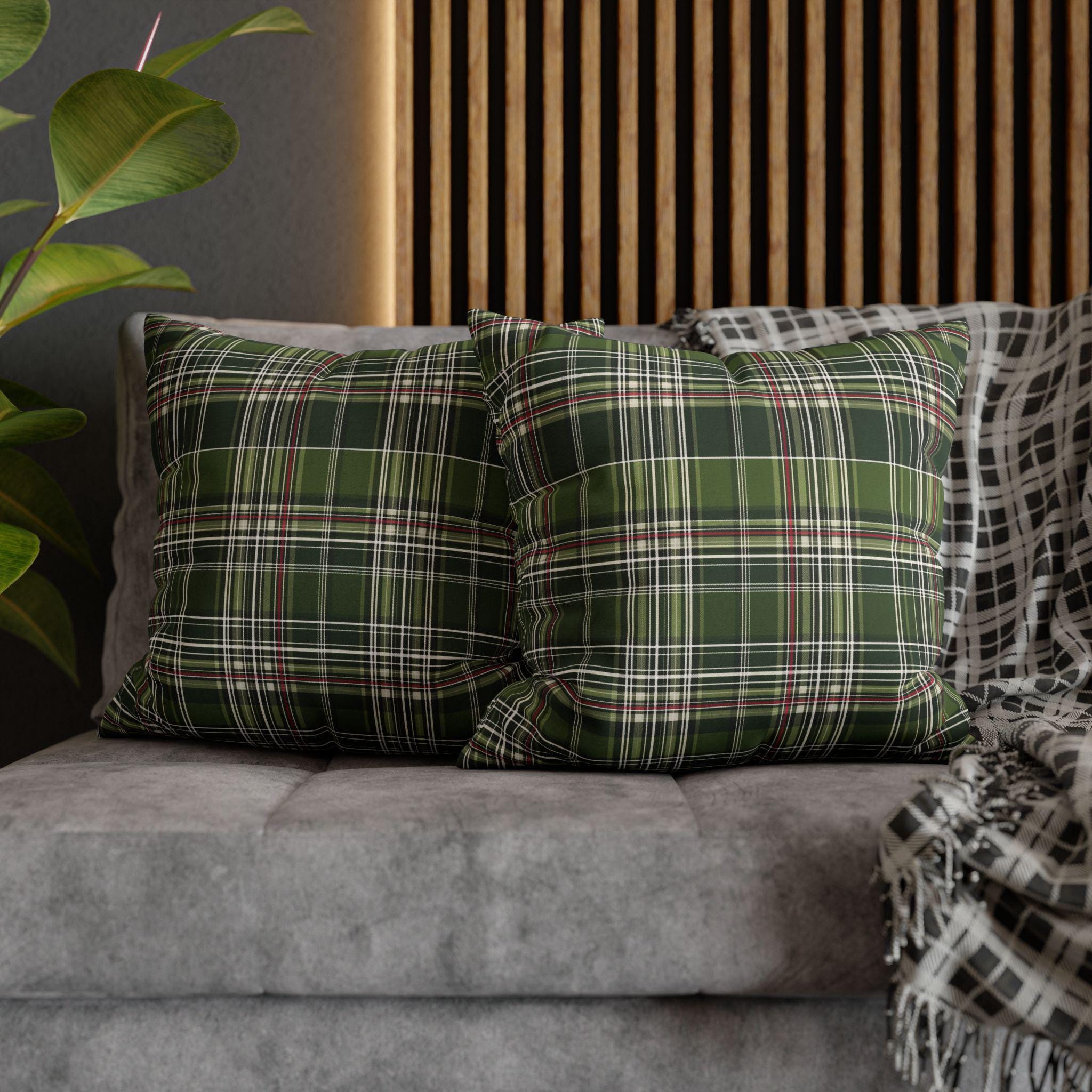 Classic Green Plaid Christmas Pillow Cover: Cozy Holiday Accent for Sofa or Bed