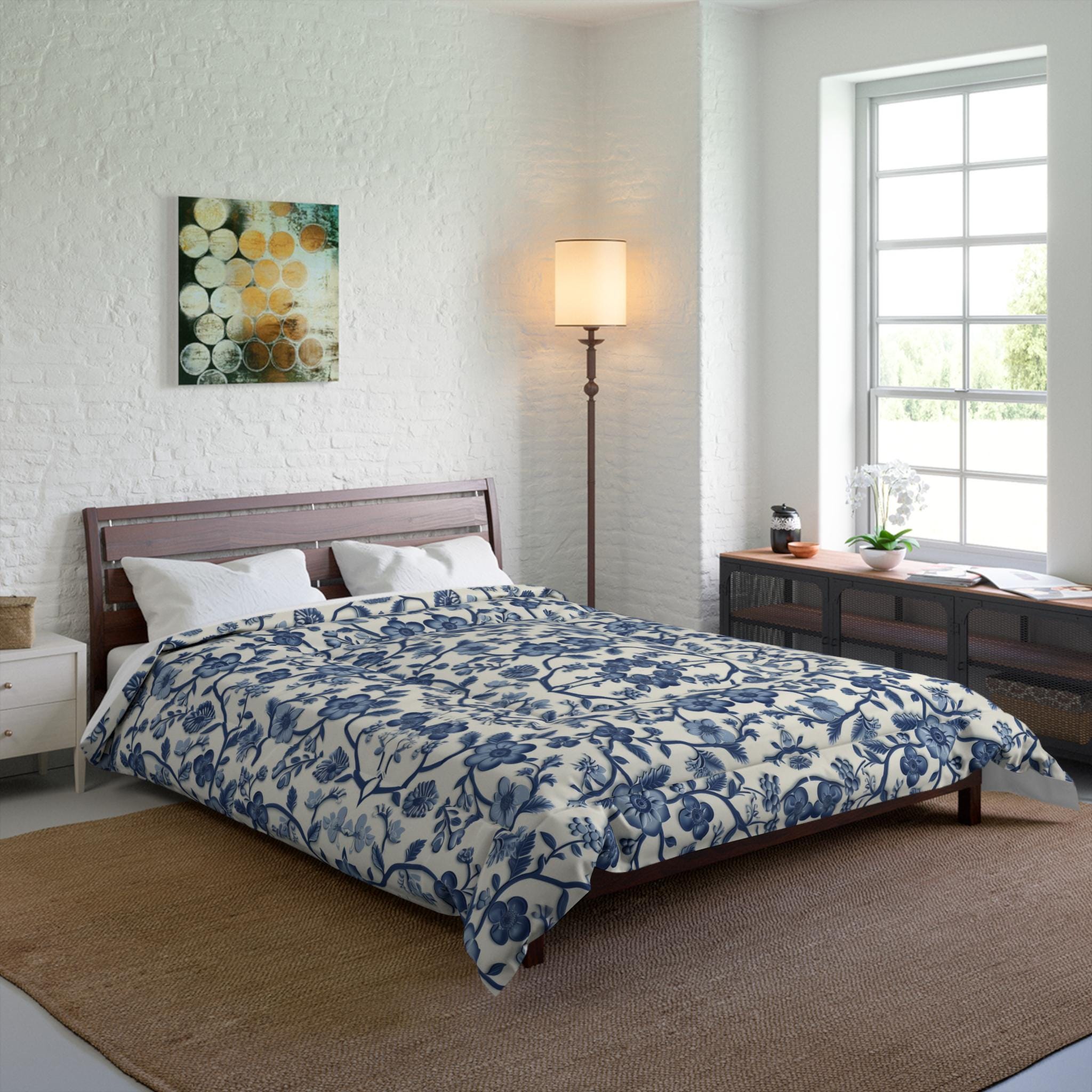 Elegant Chinoiserie Comforter: Blue & White Pottery Pattern for Luxurious Bedroom Decor
